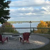 Waterfront Q Estate summer cottage, hotel u gradu 'Westport'