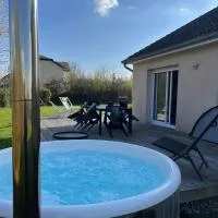 House with Outdoor Jacuzzi, hotell sihtkohas Rocroi