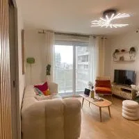 Ins apartment - 2 bedrooms - metro parking prive, hotel em Bagnolet