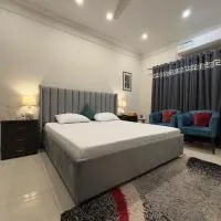 Cozy & Peaceful Rooms Near Lyallpur Galleria, khách sạn ở Faisalabad