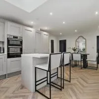 Newly renovated Atherton home by Train station, hótel í Atherton