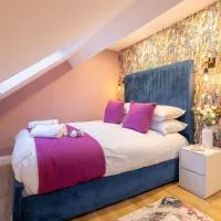 The Secret Garden, Donaghadee - The Hideaway - Luxury 3-BDR & Stylish 5-Beds - Sleeps 7 - Fast Wi-Fi - Parking - Hot Tub - Garden, hotel en Donaghadee