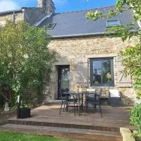 Maison proche des plages de la Côte d'Emeraude - Saint-Malo, Dinard, Dinan, hotel en Ploubalay