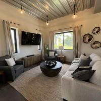 Emerald Blue Villa - Modern 2BR Villa with Rooftop Lounge Pool, hotell sihtkohas Placencia lennujaama Independence Airport - INB lähedal