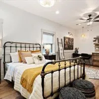 The Bee Room - Cozy Retreat on Midway Main Street, hotel in Midway