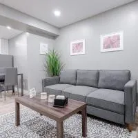 Renovated 2 Bedroom Basement Apartment Near 401 and Amenities, hotel din Bowmanville