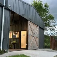 Luxury Barn-Style Suite with Stable Views, hotelli kohteessa Gruyere