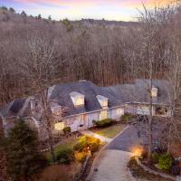 Fancy Poconos Castle Indoor MEGA 10plus Hot Tub, hotel near Stroudsburg-Pocono Airport - ESP, East Stroudsburg