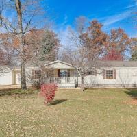 8 Mi to Dtwn Rochester Peaceful Home with Deck!, ξενοδοχείο κοντά στο Διεθνές Αεροδρόμιο Rochester - RST, Stewartville