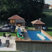 Nice Q LAKE HOUSE Valjevo، فندق في Sušica