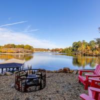 Hot Tub, Game Room! Lakefront Hickory Family Haven, hotel near Hickory Regional Airport - HKY, Hickory