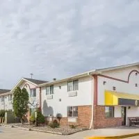 Super 8 by Wyndham Pontiac، فندق في Pontiac