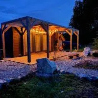 Tiny House with Mountain Views โรงแรมในTurany
