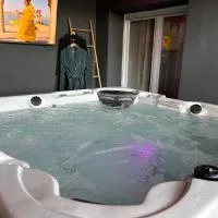 la suite prestige avec SPA SAUNA NETFLIX JARDIN, hotel Champigneulles városában