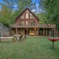 Spectacular Log Cabin Home 45 minutes to Asheville, hotel di Marion