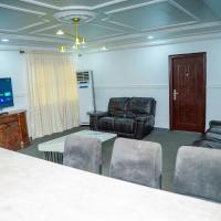 Spacious 4-Bedroom Apartment for families & groups, ξενοδοχείο κοντά στο Benin City Airport - BNI, Benin City