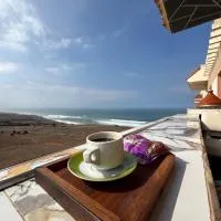 Elegant apartment with stunning sea views, Hotel in Salé