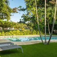 Modern Miami Oasis with Pool & Water View, מלון בצפון מיאמי