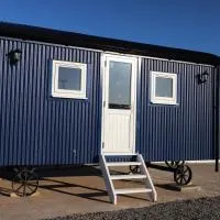 Burnside of Ae Glamping Shepherd's Hut, hotel Dumfriesben