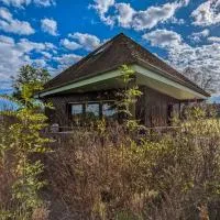 Chalet en pleine nature à Orsennes avec étang à proximité, idéal pour 6 personnes et animaux admis - FR-1-591-170، فندق في Orsennes