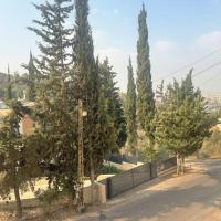 Three-Bedroom Apartment with Stunning Views, hotel poblíž Mezinárodní letiště Beirut Rafic Hariri - BEY, Ḩūmāl