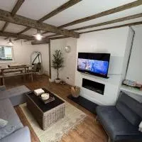 Stylish Designer Cottage - Sleeps 7 - Free Parking, Hotel in Bury
