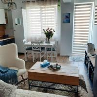 Blue Zone Apartment, hotel cerca de Aeropuerto internacional de Suceava - SCV, Văleni