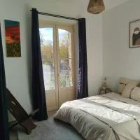 Charmant appart avec balcon donnant sur place de la mairie, hotelli kohteessa Castelsarrasin