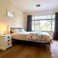 Spacious and Modern Guest House, hotell i Gilles Plains