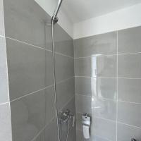 Private double or twin room with shared bathroom, hotel en Agadir