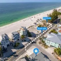 Across from the beach - Bella by the Sea by SeaBreeze Vacation, hotel em Bradenton Beach
