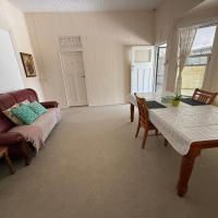 U4A upstairs ensuite room Home feel place, hotel near Bowen Airport - ZBO, Bowen