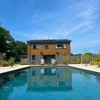 Large Heated Pool with Countryside Views, hotel u gradu 'Cowfold'