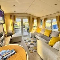 Beautiful Holiday Home 3 Bed Caravan by The Beach, Free Wifi, Games Console, TVs & DVD's, Passes Not Included, hotel v destinácii Rhyl