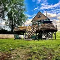 Intimate Riverside Treehouse Cabin Escape, Hot Tub, Mountains, and Starlit Nights, hotel em Luray