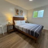 North Barrie !D Stylish and Cozy Private Bedroom with Shared Bathroom, хотел в Бари