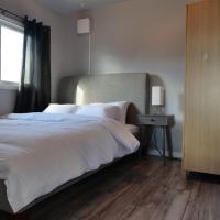 Cozy Loft in Kingston, hotel i n&aelig;rheden af Kingston Lufthavn - YGK, Kingston