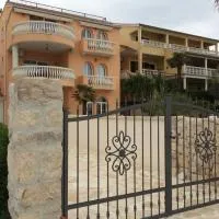 Utković Beachfront Apartments, hotel en Vrsi