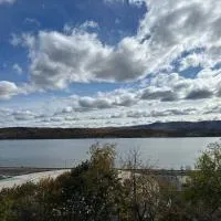 Hudson Valley Top Getaway with a River View, viešbutis mieste Niubergas
