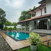Tharan Villa - House in Colombo، فندق في Polgasowita