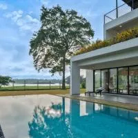 Lakefront Private Pool Villa Full Privacy Nature Escape, hotel v mestu Melsiripura