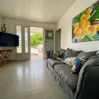 Logement t3 avec terrasse à Tartane, ξενοδοχείο σε La Trinite