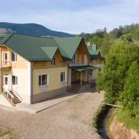 Сироварня Далекі Гори, hotel u gradu 'Snidavka'