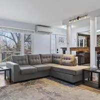 Cozy 3BR Downtown Fredericton Home with Parking, hotel in Fredericton