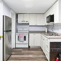 Cozy 2-BR Abby's Lodge in Downtown Fredericton, hotel in Fredericton