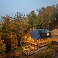 Cozy Mountaintop Cabin with Firepit, HotTub & Views!, hotel en Sevierville