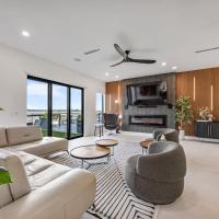 2-Story Indian Riverfront Oasis Dock & Views, hotel cerca de Aeropuerto de Merritt Island - COI, Merritt Island