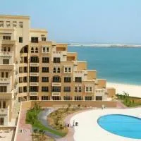 Beachfront Luxury Stay with private beach 2 bedroom, ξενοδοχείο σε Ρας Αλ Καϊμά