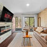 Ski In Ski Out Cabin on Hunter Mtn Seasonal Pool Access w Panoramic Views Hike Swim Fish Relax، فندق في Lanesville