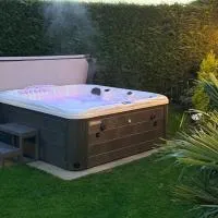 Allt Mor Retreat with Hot Tub, хотел в Кинлок Ранок